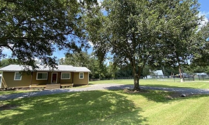 Gonzales Casa | Spacious house on quiet, dead-end street in Gonzales