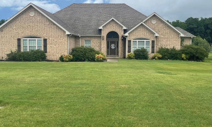 Dardanelle Casa | Spacious house perfect for entertaining with pool located on local golf course.