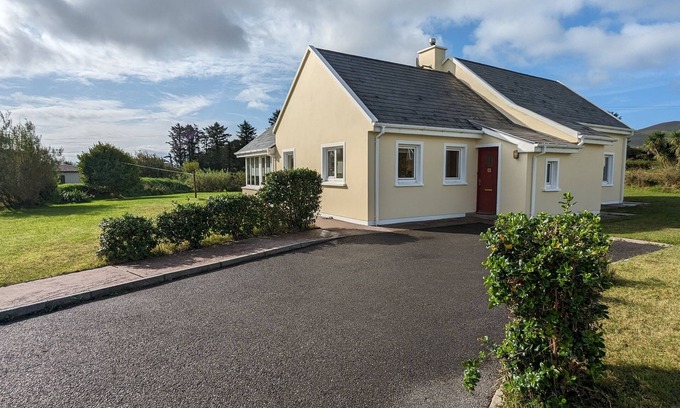 Ballinskelligs Casa | Spacious house right by the sandy, blue flag Ballinskelligs beach, pub, & cafe.