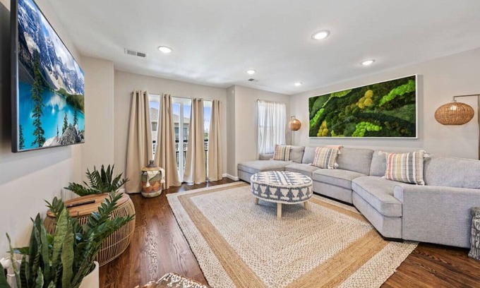 Elizabeth Casa | (Spacious House – Sleeps up to 8+ guests | Near Airport & City)