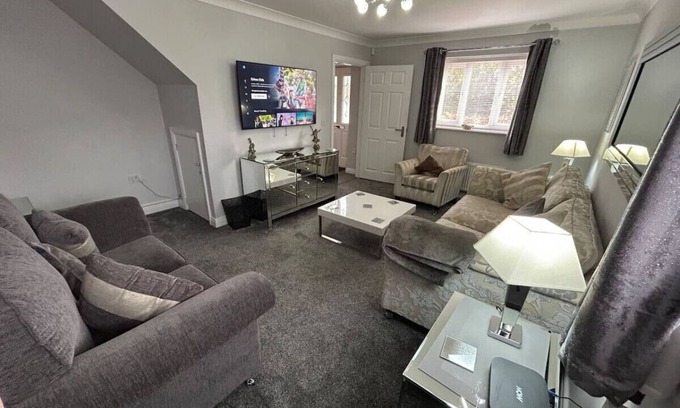 Crewe Casa | Spacious House To Accommodate 6