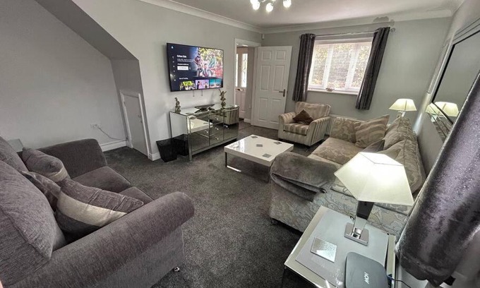 Crewe Casa | Spacious House To Accommodate 6