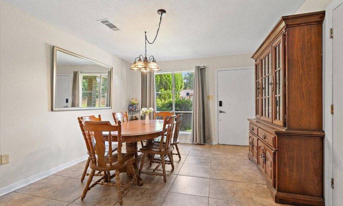 Zachary Casa | Spacious House w/ Jacuzzi Tub