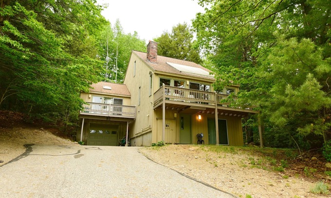 North Conway Casa | Spacious House w/ Outdoor Fire Pit, 5 Min. Drive to Downtown N. Conway!