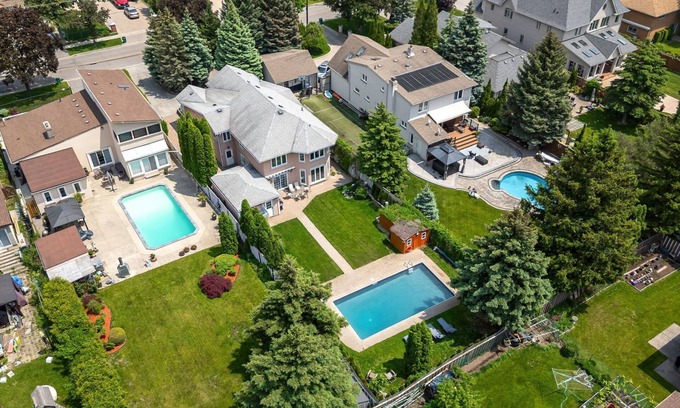 Rathwood Casa | Spacious House with Large Heated Pool and Backyard.