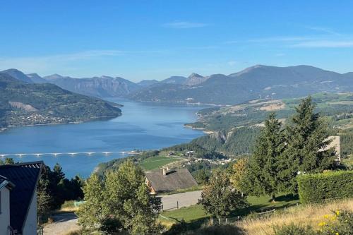 Puy-Sanieres Casa | Spacious house with stunning views Puy-Sanières