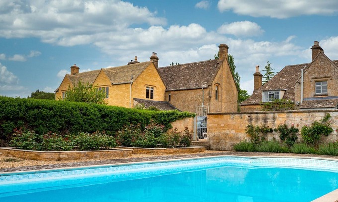 Broadway Casa | Spacious House with heated pool and gym sleeping up to 14