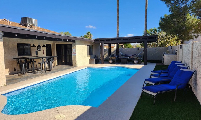 Mesa Casa | ¡Impresionante casa espaciosa con piscina en Mesa, cerca del entrenamiento de primavera de A's y Cubs!