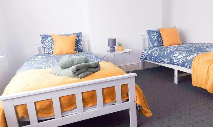 Derby Apartamento | Spacious 4 bed house with secure parking