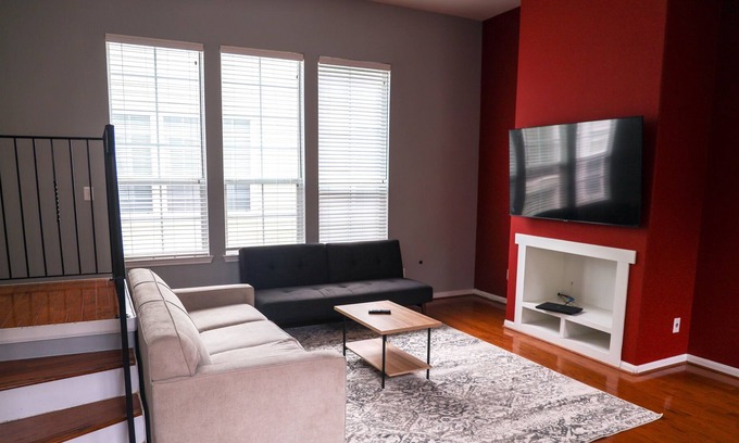 Shady Acres Casa | Spacious Houston Townhome 3bd/3.5ba