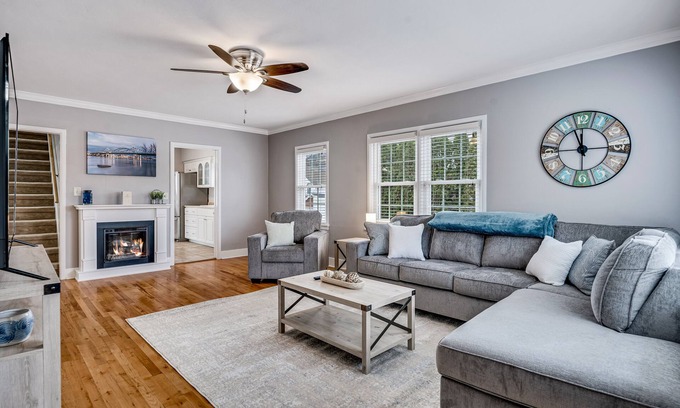 La Crosse Casa | Spacious & Immaculate Dog-Friendly Gem, Near UWL, Washer/Dryer & Fire Pit!