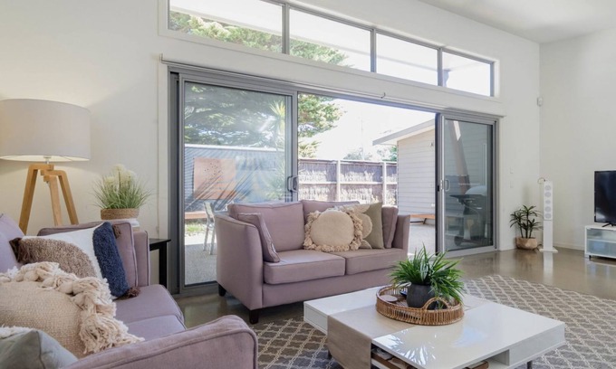 Cowes Casa | Living the Beach Dream - mascotas, ropa de cama