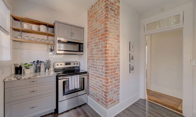 Earlewood Apartamento | Spacious Industrial Modern Apt 2BR 1BA Downstairs
