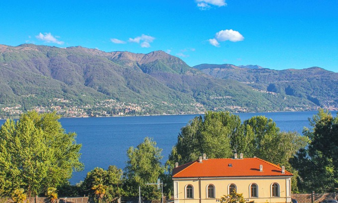 Porto Valtravaglia Casa | casa 4 dormitorio amplio y distante con impresionantes vistas al lago