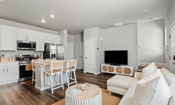 Johnstown Casa | Spacious Johnstown Townie w Garage