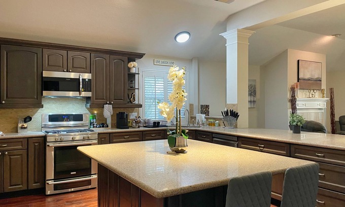 Katy Casa | Spacious Katy near Houston IH-10 70inTV 3 Desks Work Business Sleeps 16 Hwy99