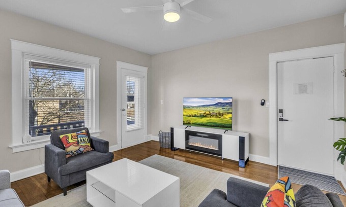 South Hyde Park Apartamento | Spacious KC Stay: 2 Bedrooms Near Stadiums, BBQ, Jazz & Fountains!