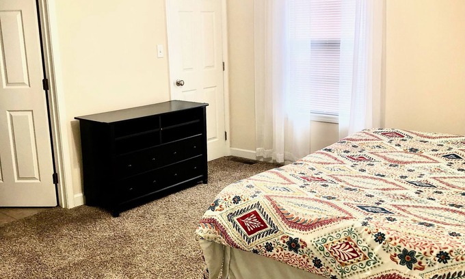 Bowling Green Casa | Spacious King Bead Mins From Downtown BG