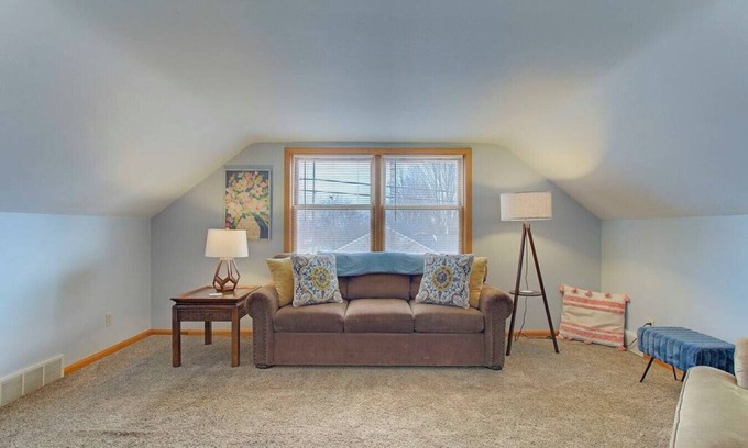 North Canton Apartamento | Spacious King Suite near Hall of Fame/Hwy/Airport