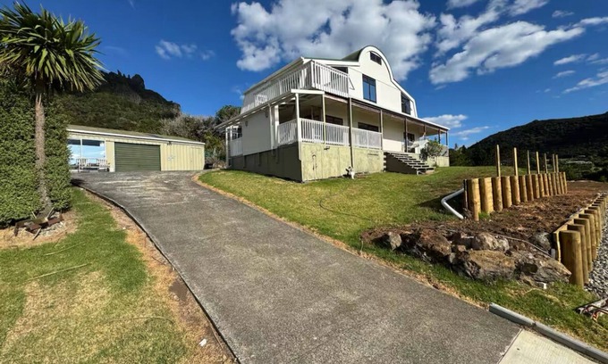 Whangarei Heads Casa | Spacious Kiwi bach with harbour views