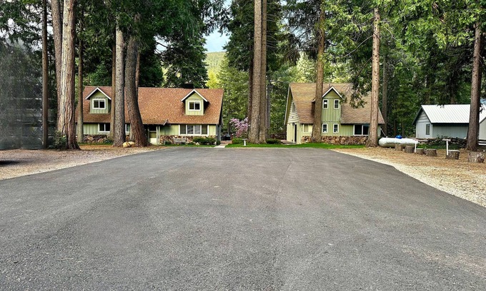 Hamilton Branch Casa | Propiedad escénica frente al río en el lago Almanor