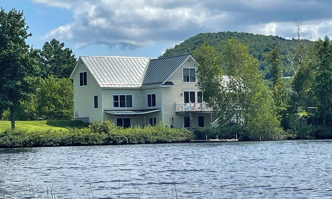 Eden Casa | Amplia casa frente al lago en el lago Eden a minutos de Stowe y Jay Peak
