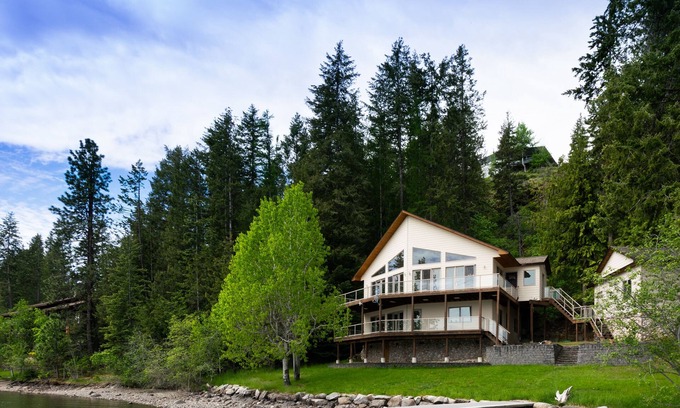 Sandpoint Casa | Spacious Lake Front Home with Gorgeous Views!