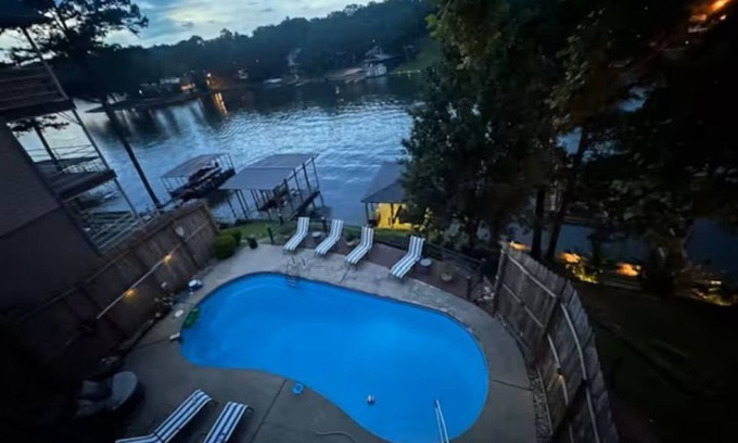 Piney Casa | Spacious Lake Hamilton House with Pool and Hot Tub!