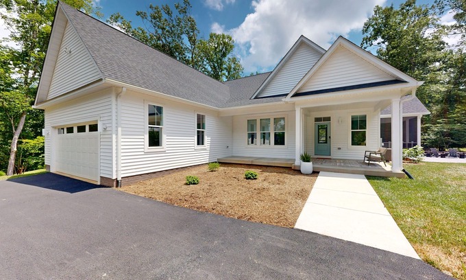 Mineral Casa | Spacious lake house retreat with game room, theater room, fire pit and boat slip