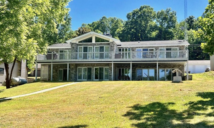 La Follette Casa | Spacious Lake house with Double Boat Dock & Gently Sloping Lot