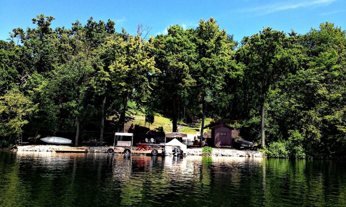 Colgate Casa | Amplia casa del lago con hermosas vistas y 123 pies de frente de natación