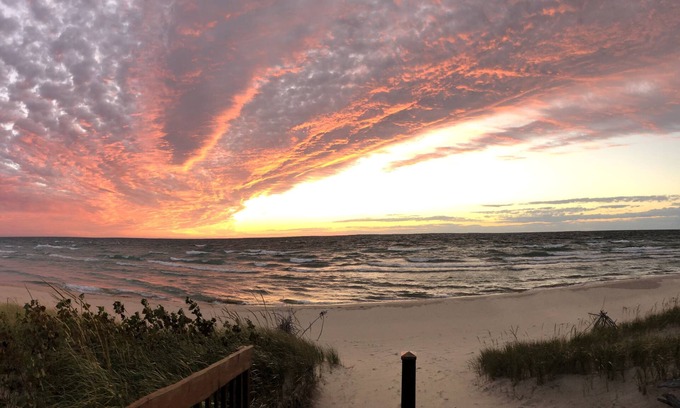 Pentwater Cabaña | Amplio Lake Michigan Lakefront Cottage