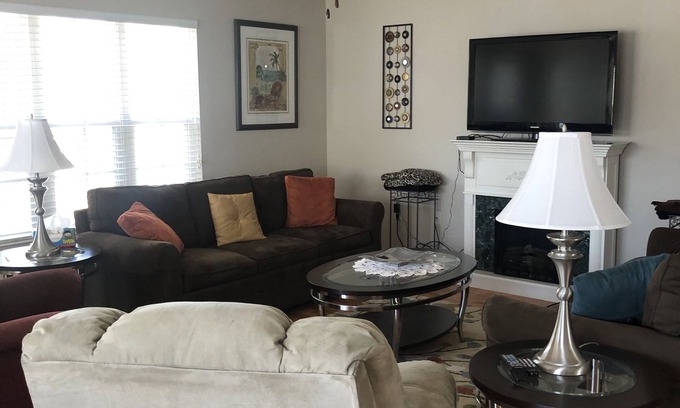 Red Hill Casa | Spacious lake view house in Conway, Myrtle Beach area