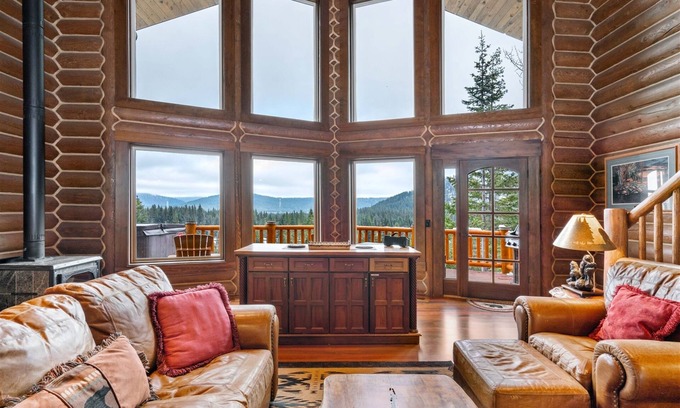 Leavenworth Casa | Spacious Lake Wenatchee Estate With Expansive Deck With Hot Tub, Screened Porch & Mountain Views