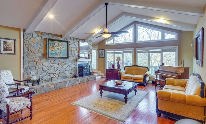 Westover Apartamento | Spacious Lakefront Apt w/ Deck in Fayetteville!