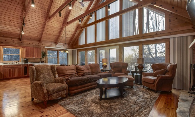 Ten Mile Cabina | Spacious Lakefront Cabin w/ HotTub, Fire & Kayaks