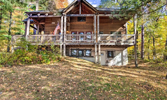 Emily Cabina | Spacious Lakefront Cabin w/ Fire Pit & Grill!