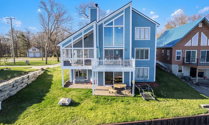 Pigeon Casa | Spacious Lakefront Family Getaway: Spectacular Views - Mins to Downtown - Games!