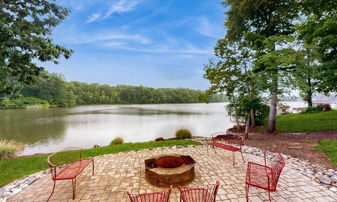 Livingston Casa | Spacious lakefront house w/patio, balcony, grill & foosball
