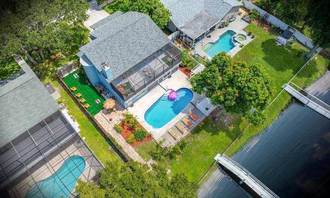 On Top of The World Casa | Spacious Lakefront pool retreat in Clearwater - 20 min to beaches