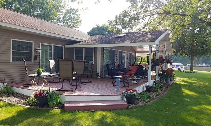Langworthy Casa | Spacious Lakefront Retreat. 3 Bedroom, 2 Bath Ranch Home 30 ft from the water.