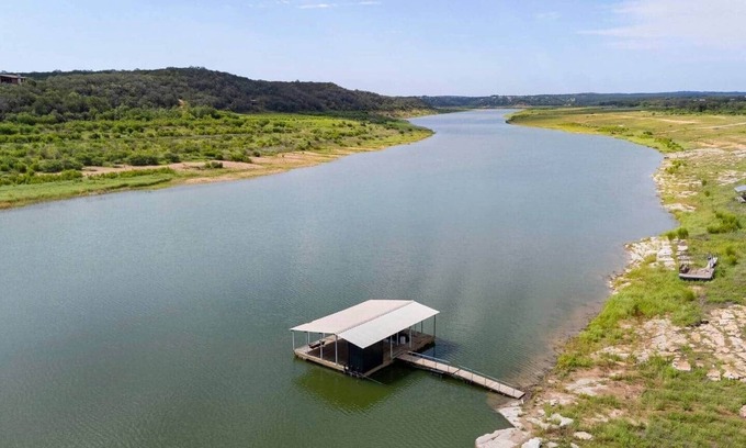 Spicewood Casa | Spacious Lakehouse-Dock-King bds