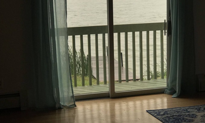 Cayuga Casa | Spacious Lakehouse on Cayuga Lake with bonus efficiency apartment, great rates!