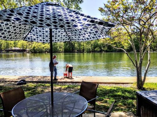 Mid America Casa | Spacious Lakeside Country Getaway!