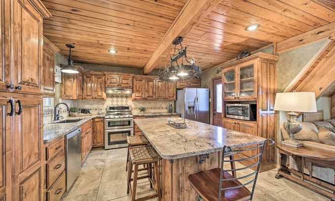 Hoyt Cabina | Spacious Lakeside Getaway w/ Fire Pit