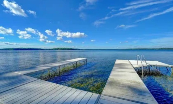 Hayward Cabina | Spacious lakeside retreat with commanding lake views and upgraded interior