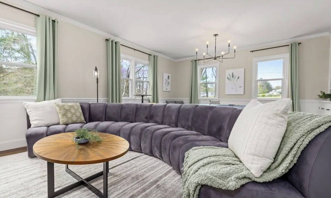 Altavista Casa | Spacious Large Group Getaway w/ Hot Tub + Games!
