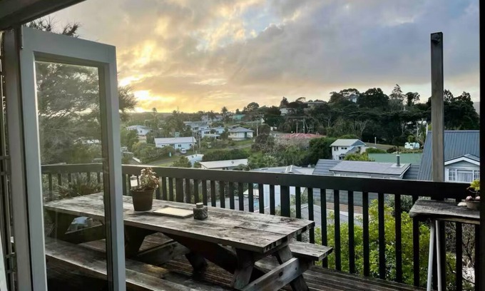 Raglan Casa | Spacious large sun drenched house, with Sea & bush views, 20 mins walk to town.