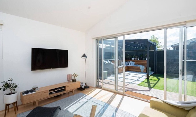 Northcote Casa | Spacious light-filled 3BD sanctuary in Northcote