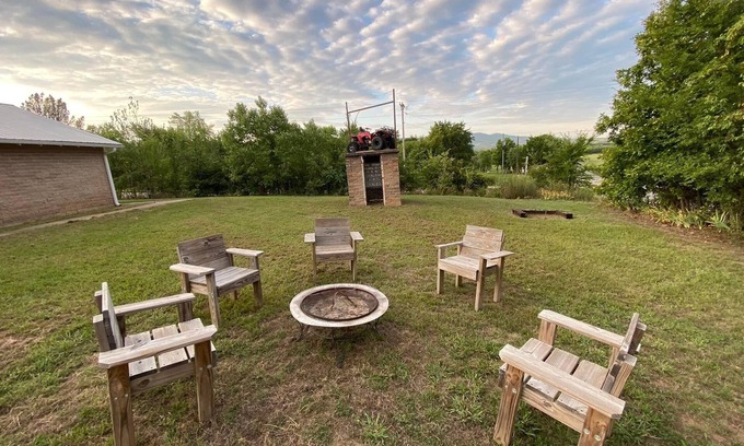 Bates Cabina | Spacious Lodge close to the Belle Starr Multi Use Trail System in the Ouachita’s